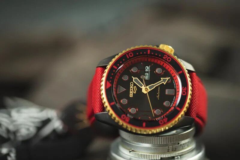 Jam tangan Seiko 5 Sports edisi Ken dengan tali kulit warna merah